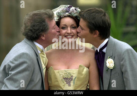 Mike Baldwin von der Coronation Street, gespielt von Johnny Briggs (L), nachdem er den Knoten mit Linda Sykes, der Intrige, gespielt von Jacqueline Pirie, zusammengebunden hatte, die seinen Sohn Mark Redman, gespielt von Paul Fox (R), hinter seinem Rücken bettete. *... Mike und Linda wurden in einer üppigen Zeremonie in einem Landhaus in der Stadt von Ceshire, Arley Hall, verheiratet. Stockfoto