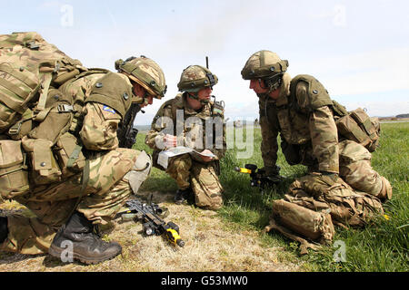 Soldaten aus 5 Schotten schauen sich während des Trainings auf dem Flugplatz West Freugh eine Karte an. Sie nehmen an der Übung Joint Warrior Teil, die die Brigade mit drei Übungen invloves: Einem simulierten Einstieg in ein gutartiges Land mit einem Fallschirm, einem Hubschrauberangriff und einer schnellen Fluglandeoperation auf dem West Freugh Airfield bei Stranraer Stockfoto