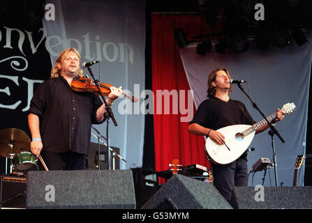 Phil Beer (links) und Steve Knightey von der Band Show of Hands, die auf der Fairport Convention, dem Cropredy Y2K Musikfestival, auf der Bühne auftreten. Stockfoto