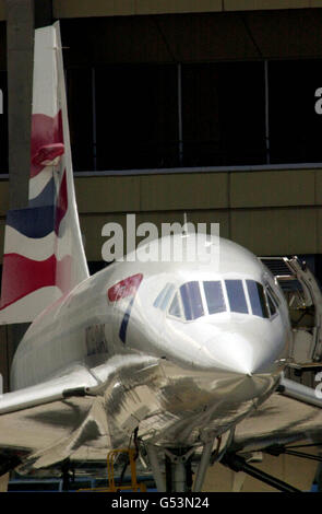 Eine Flotte der Concordes von British Airways im Wartungsbereich am Flughafen Heathrow, als British Airways den Concorde-Betrieb eingestellt hat. Die Bewegung könnte das Ende der Überschallflüge von Passagieren signalisieren. * die BA-Entscheidung ging vor einer Entscheidung zurück, die am 16/08/00 von britischen und französischen Unfallexperten bekannt gegeben werden soll, die die Aussetzung der Bescheinigung über die Lufttüchtigkeit des Flugzeugs empfiehlt. Stockfoto