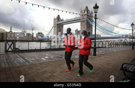 Leichtathletik - Virgin London Marathon 2012 - Frühere Gewinner Fotocall - Tower Bridge. Der London Marathon verteidigt die Champions Emmanuel Mutai und Mary Keitany (rechts) während einer Fotoanaltung im Tower Hotel, London. Stockfoto