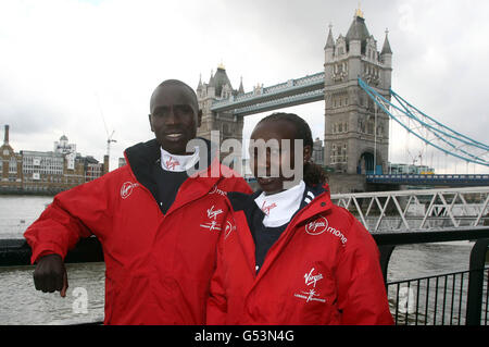 London Marathon Titelverteidiger Emmanuel Mutai und Mary Keitany (rechts) bei einer Fotoanmutung im Tower Hotel, London. Stockfoto