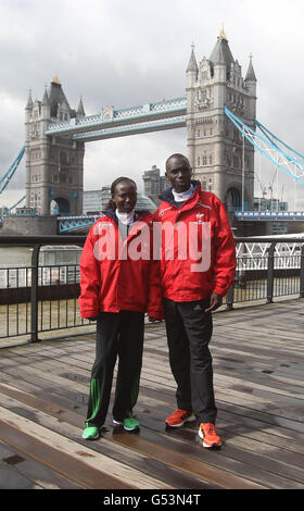 Der London Marathon verteidigt die Champions Emmanuel Mutai und Mary Keitany (links) während einer Fotoanaltung im Tower Hotel, London. Stockfoto