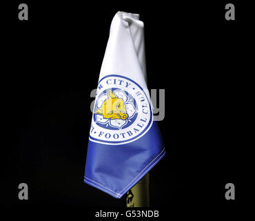 Detailansicht einer Eckflagge mit Leicester City-Logo mit Das Vereinsabzeichen darauf Stockfoto