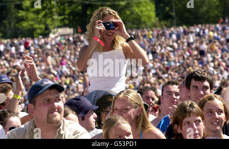 Musikfans beim V2000-Musikfestival in Chelmsford, Essex, genießen die Bootleg Beatles in ihrer Performance. Die Veranstaltung findet an zwei Standorten statt, wobei die gesamte Rechnung abwechselnd zwischen Hylands Park in Chelmsford und Weston Park, Mitarbeitern, stattfindet. Stockfoto