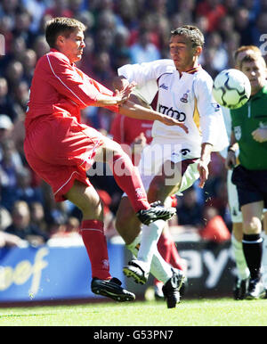 Liverpools Michael Owen (L) tritt bei ihrem FA Premiership Footbal-Spiel in Anfield, Liverpool, mit Dan Petrescu von Bradford City in Konflikt. Stockfoto