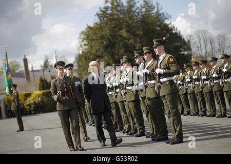 Der neue britische Botschafter in Irland Dominick Chilcott inspiziert die Truppen des 2. Bataillons der Eastern Brigade of the Defence Forces, als er sein Beglaubigungsschreiben in Aras an Uachtarain in Dublin vorlegte. Stockfoto