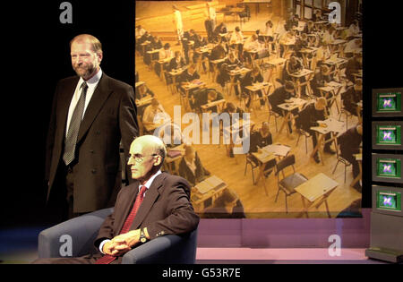 Der schottische Bildungsminister Sam Galbraith und Bill Morton, Chief Executive der Scottish Qualifications Authority, stehen bei der BBC in Glasgow vor einem Publikum von Schülern, Eltern und Lehrern. * die Nationalisten haben ihre Forderungen nach dem Rücktritt von Herrn Galbraith wiederholt, nachdem Tausende von verdächtigen höheren Ergebnissen verspätet überprüft wurden. Stockfoto