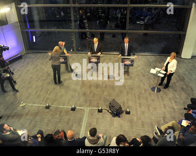 Die Kandidaten für den Bürgermeister von London (von links nach rechts) Ken Livingstone, Boris Johnson und Brain Paddock bereiten sich auf eine Live-Sky News-Debatte im Heron Tower, London, vor. Stockfoto