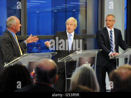 Kandidaten für den Bürgermeister von London (von links nach rechts), Ken Livingstone, Boris Johnson und Brain Paddock während einer Live-Sky News-Debatte im Heron Tower, London. Stockfoto