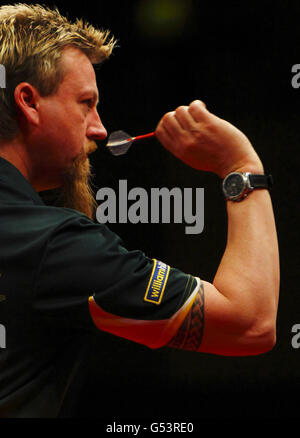 Simon Whitlock im Einsatz gegen Raymond van Barneveld während der McCoys Premier League beim BIC in Bournemouth. DRÜCKEN SIE VERBANDSFOTO. Bilddatum: Donnerstag, 19. April 2012. Bildnachweis sollte lauten: Chris Ison/PA Wire. Stockfoto