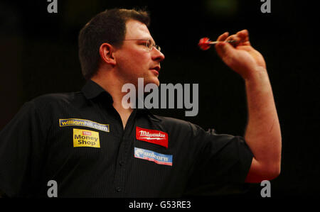 James Wade im Einsatz gegen Andy Hamilton während der McCoys Premier League beim BIC, Bournemouth. DRÜCKEN Sie VERBANDSFOTO. Bilddatum: Donnerstag, 19. April 2012. Bildnachweis sollte lauten: Chris Ison/PA Wire. Stockfoto