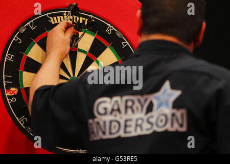 Gary Anderson im Einsatz gegen Kevin Painter während der McCoys Premier League im BIC, Bournemouth. DRÜCKEN Sie VERBANDSFOTO. Bilddatum: Donnerstag, 19. April 2012. Bildnachweis sollte lauten: Chris Ison/PA Wire. Stockfoto