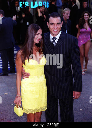 Der ehemalige Fußballspieler wurde Schauspieler Vinnie Jones, der in dem Film die Hauptrolle spielt, und seine Frau Tanya kam zur Premiere von Snatch am Odeon Leicester Square in London. Stockfoto