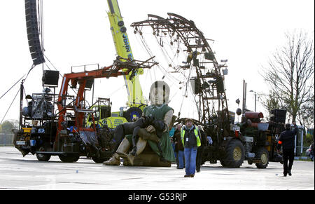 The Little Girl Giant, eine riesige Marionette, die von den Experten Royal De Luxe (RDL) erstellt wurde, wird als Teil von Sea Odyssey, einer Liebesgeschichte rund um den Untergang der Titanic, im Stanley Park Liverpool vorbereitet. Stockfoto