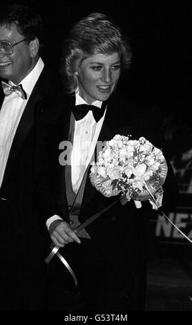 PRINZESSIN IM SMOKING 1988: Die Prinzessin von Wales, in einem eleganten schwarzen Abendjacke mit Fliege und smaragdgrüner Weste, nimmt an einem Windhundrennen im Wembley Stadium Teil, das sie dem London City Ballet, dessen Schirmherrin sie ist, unterstützt. Stockfoto