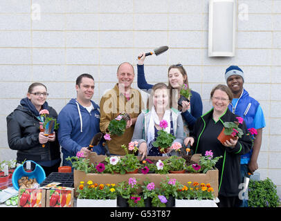 Joe Swift (dritter links), hält eine Gartenwerkstatt in der Teenage Cancer Trust Einheit im Oak Center for Young People mit (von links), Becky Toms, aus Chatham, Kent, Brad Boatman, Aus Beckenham, Süd-London, Sarah Campbell, aus Bexhill, Ost-Sussex, Lucy Pullen, aus Haslemere, Surrey, Jane Templar, Senior Buyer, Garden Plants, Homebase und Jerome Greenridge aus Carshalton, Surrey, im Royal Marshden Hospital in Sutton, Surrey, lernten während eines Workshops ehemalige Patienten, wie man eine Vielzahl von Samen, Pflanzen, Zwiebeln und Gemüse anpflanzt und lernten auch die Vorteile der Gartenarbeit kennen. Stockfoto