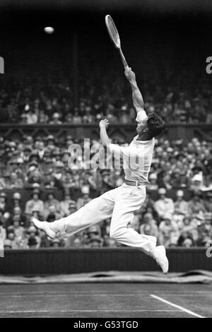 Henry 'Bunny' Austin in Aktion während der Herreneinzel. Austin war Teil des goldenen Zeitalters des britischen Tennisturniers und gewann gemeinsam mit Fred Perry zwischen 1933 und 1936 vier Davis-Cup-Finale in Folge. Austin war der letzte britische Mann, der 1938 das Finale der Herren-Singles in Wimbledon erreichte. Stockfoto