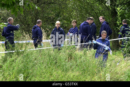 Die Polizei durchsucht den Ort, an dem die Leiche der 17-jährigen Heather Tell in Büschen an einem Fußweg zur A5 im Kettlebrook Linear Park, Tamworth, Staffordshire, entdeckt wurde. * Detektive setzen ihre Jagd nach dem Mörder des Teenagers fort, dessen Körper nur wenige Meter von der Stelle entfernt gefunden wurde, wo sie einen Freund treffen sollte. Heather, die am Sutton College in Sutton Coldfield, West Midlands, für einen btec in Darstellender Kunst studierte, lebte mit ihrem Vater Peter, einem selbstständigen Drucker und einer 18-jährigen Schwester in Lowforce, Stonydelph, Tamworth. Stockfoto