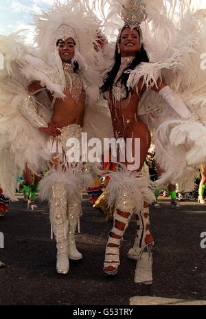 Teilnehmer in aufwendigen Kostümen auf der Strecke des Notting Hill Carnival 2000 in London. Stockfoto