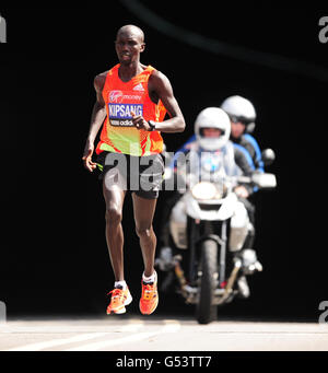 Der Kenianer Wilson Kipsang auf dem Weg zum Sieg beim Virgin Money Men's London Marathon während des 32. Virgin London Marathon in London. Stockfoto