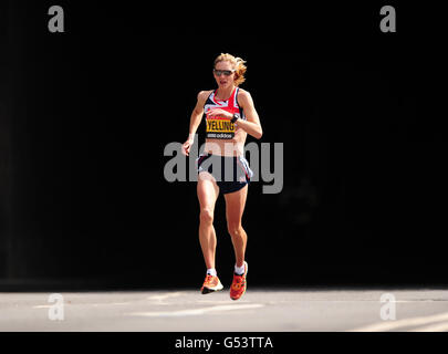 Die britische Liz brüllt beim Virgin Money London Marathon während des 32. Virgin London Marathons in London. Stockfoto