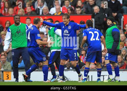 Fußball - Barclays Premier League - Manchester United / Everton - Old Trafford. Evertons Nikica Jelavic feiert mit seinen Teamkollegen das Eröffnungstreffer des Spiels Stockfoto