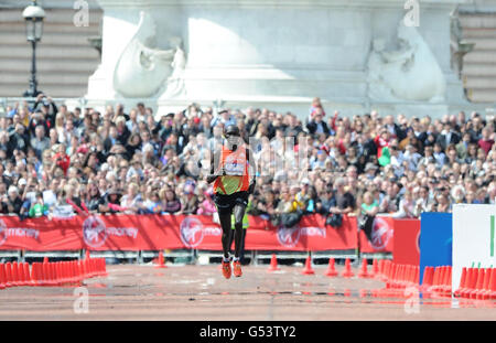 Der Kenianer Wilson Kipsang gewinnt beim 32. Virgin London Marathon in London in einer Zeit von 2:04.44 den Men's Elite 2012 London Marathon. Stockfoto