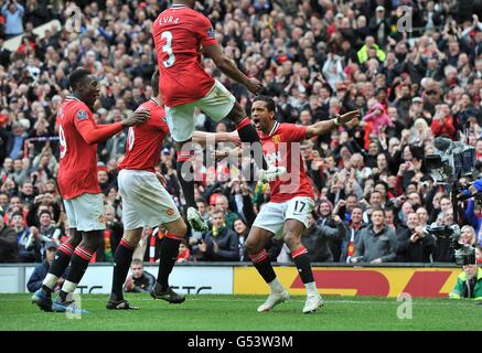 Fußball - Barclays Premier League - Manchester United / Everton - Old Trafford. Luis Nani von Manchester United feiert mit seinen Teamkollegen das dritte Tor seiner Mannschaft Stockfoto