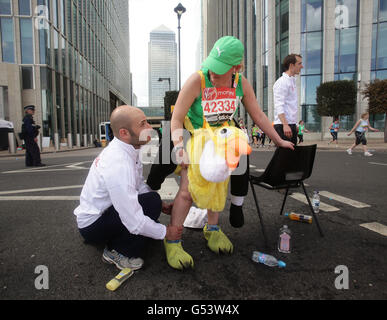 Leichtathletik - 32. Virgin London Marathon. Medizinisches Personal kümmert sich während des 32. Virgin London Marathons in London um die Läufer auf der 19-Meilen-Etappe in Canary Wharf. Stockfoto