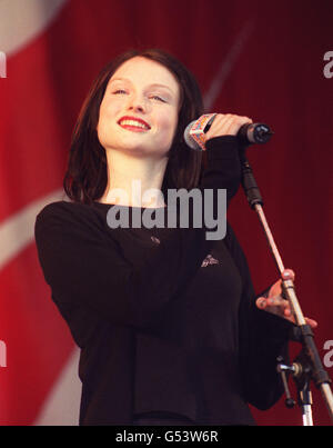 Sängerin Sophie Ellis Bextor, durchführen mit Spiller auf der Bühne bei der BRMB Party im Park von Alexander Stadium, Birmingham.  * 12.09.2000: Pop-Sensationen Westlife erhoffen sich die Record Of The Year-Titel zum zweiten Mal in Folge mal abholen, wie die Nation seinen Lieblingssong mit einer massiven Telefon-Umfrage wählt.  Die Gruppe verfügt über eine Vorauswahl von 10 Handlungen - auch Robbie Williams und All Saints -, die sind für den Titel die jetzt in seinem dritten Jahr. Stockfoto