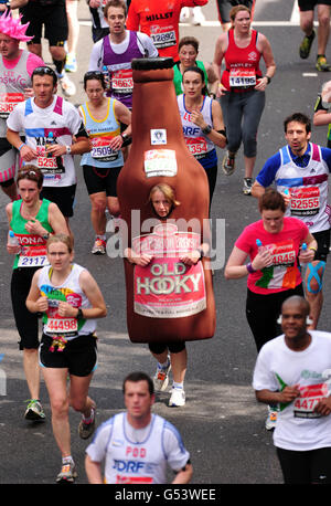 Leichtathletik - 32. Virgin London Marathon. Ein Konkurrent in ausgefallener Kleidung während des 32. Virgin London Marathon in London. Stockfoto