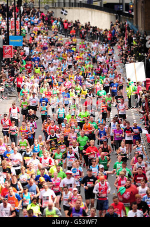 Leichtathletik - 32. Virgin London Marathon. Läufer beim 32. Virgin London Marathon in London. Stockfoto