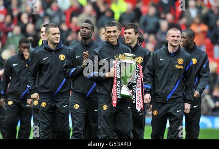 Fußball - Barclays Premier League - Manchester United / Everton - Old Trafford. Die Spieler des Reserveteams von Manchester United feiern den Sieg des Barclays Reserve Premier League North Titels Stockfoto