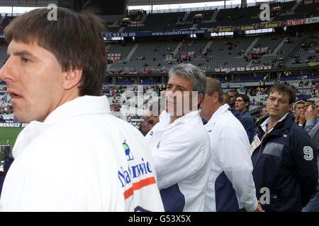 England-Trainer Kevin Keegan (C) mit dem ehemaligen englischen Fußballspieler Peter Beardsley (L) beim Stade de France vor dem internationalen Freundschaftsspiel gegen Frankreich in Paris. Stockfoto