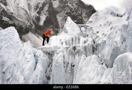 Kapitän Francis Atkinson, 31, aus Swindon, Wiltshire, einer der mit dem verwundeten Team wanderten, trainiertes Team, um den Everest auf dem Eis knapp über dem Basislager des Teams in Nepal zu besteigen. Stockfoto