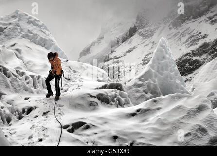 Privatperson Karl Hinet, 25, aus Tipton, West Midlands, einer der mit dem verwundeten Team wanderten, der zum Everest auf dem Eis knapp über dem Basislager des Teams in Nepal trainiert. Stockfoto