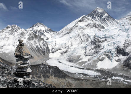 Wandern mit der verwundeten Mount Everest Expedition. Gesamtansicht des Mount Everest in Nepal. Stockfoto