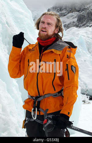 Privatperson Karl Hinet, 25, aus Tipton, West Midlands, einer der mit dem verwundeten Team wanderten, der zum Everest auf dem Eis knapp über dem Basislager des Teams in Nepal trainiert. Stockfoto