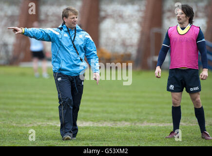 Der Cheftrainer von Scotland 7, Graham Shiel (links), und Colin Gregor während einer Trainingseinheit im Scotstoun Stadium, Glasgow. Stockfoto