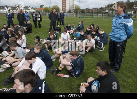 Graham Shiel, Head Coach von Scotland 7, während einer Frage- und Antwortsitzung mit der Shawlands Academy, der Eastbank Academy und der St. Andrew's Secondary School während einer Trainingseinheit im Scotstoun Stadium, Glasgow. Stockfoto