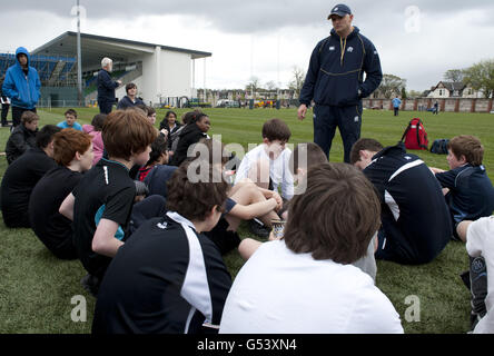 Graham Shiel, Head Coach von Scotland 7, während einer Frage- und Antwortsitzung mit der Shawlands Academy, der Eastbank Academy und der St. Andrew's Secondary School während einer Trainingseinheit im Scotstoun Stadium, Glasgow. Stockfoto