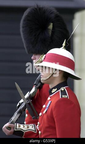 Die Wache am Buckingham Palace wurde geändert, als das 2. Bataillon, das Royal Canadian Regiment (Front), ihre königlichen Wachaufgaben übernahm. Die Männer aus Nordamerika werden auch den St. James's Palace bewachen und auf einer Parade am Tower of london sein. * die Kanadier ersetzten die Grenadiere in der Londoner Residenz der Queen. Stockfoto