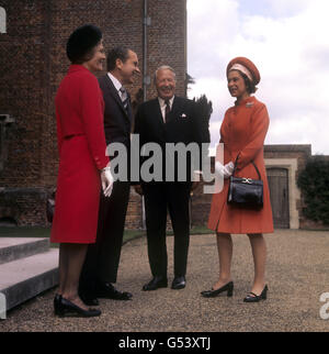 Königin Elizabeth II. Mit Premierminister Edward Heath und dem amerikanischen Präsidenten Richard Nixon und seiner Frau Pat Nixon in Chequers, der offiziellen Landresidenz des Premierministers in Buckinghamshire. Stockfoto