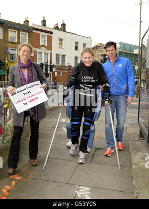 Leichtathletik - 32. Virgin London Marathon. Claire Lomas läuft mit Tim Henman und seiner Frau Lucy Henman in Woolwich während des 32. Virgin London Marathon in London. Stockfoto