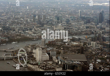 Eine E3D-Sentry (Mitte) und zwei Taifun fliegen an den Houses of Parliament, London vorbei, da das Unterhaus einen Empfang für britische Truppen veranstaltet, die an der internationalen Militäroperation beteiligt sind, um in Libyen einzugreifen. Stockfoto