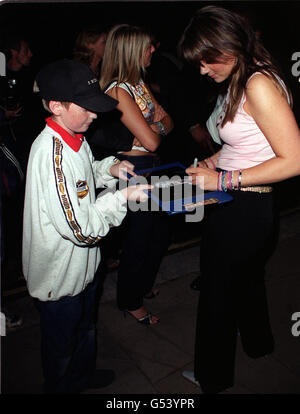 Die ehemalige Schauspielerin EastEnders wurde zur Popsängerin Martine McCutcheon signiert Autogramme vor den GQ Men of the Year Awards 2000 London. Im Royal Opera House in London. Stockfoto