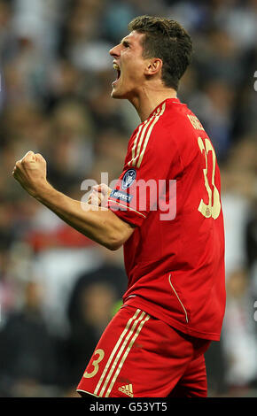 Fußball - UEFA Champions League - Halbfinale - Rückspiel - Real Madrid gegen Bayern München - Santiago Bernabeu. Der Bayern-Münchener Mario Gomez feiert während der Schießerei sein Elfmeter Stockfoto