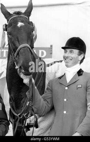 Kapitän Mark Phillips und Pferd Lincoln nach dem Sieg im Badminton Pferdetrials zum vierten Mal Stockfoto