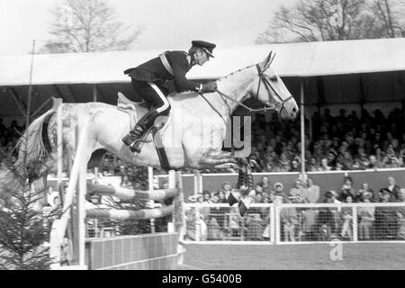 Kapitän Mark Phillips auf dem Queen's Horse Columbus während der Badminton Horse Trials. Er fuhr fort, den Sieg in der Veranstaltung zum dritten Mal zu behaupten Stockfoto